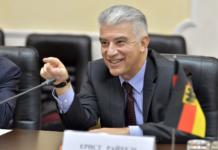 Дипломатії не потрібні істерики