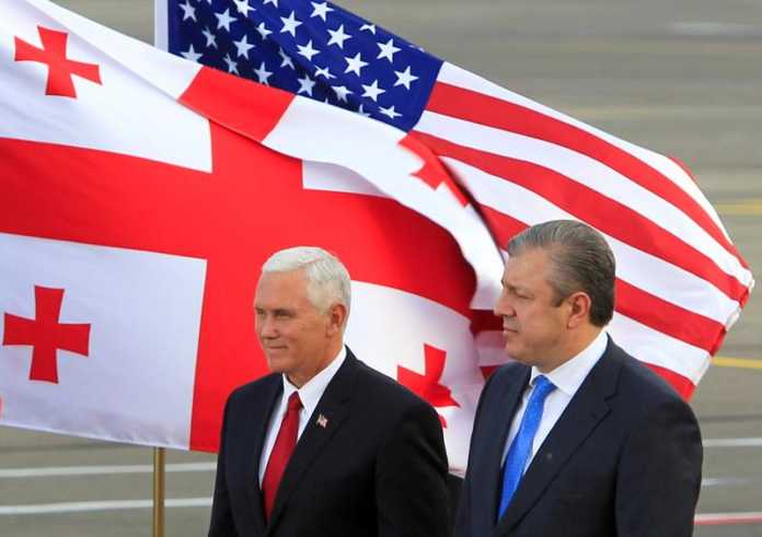 Вице-президент США Майк Пенс и премьер-министр Грузии Георгий Квирикашвили в аэропорту Тбилиси