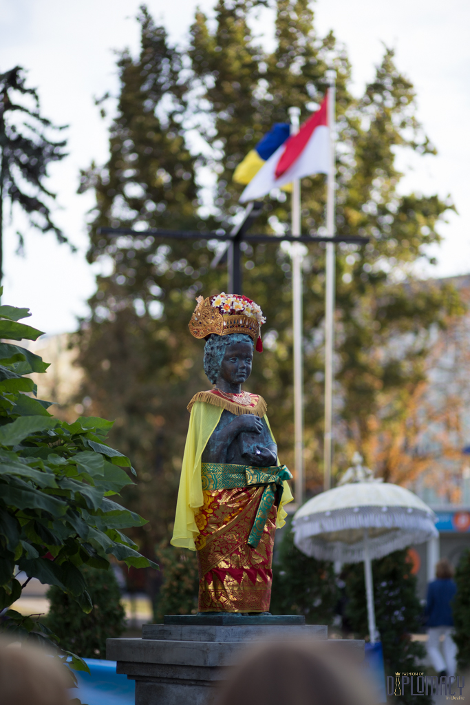 Анна Ярославна. Королева Франції. Посольство Індонезії