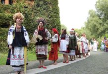 Українські дизайнери представили колекції стилізованого національного вбрання «Аристократична Україна»