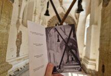 У Києві реконструювали виставку італійського митця Янніса Кунелліса, для чого залучили 16 дзвонів з Луцька та Києва