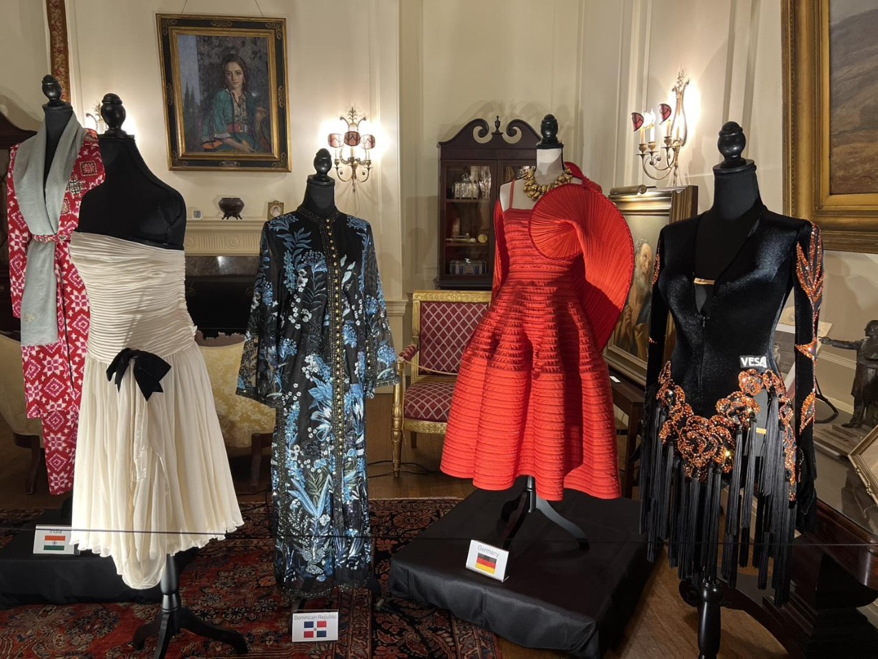 «Fashioning Power, Fashioning Peace»: у Вашингтоні триває виставка про моду як інструмент дипломатії